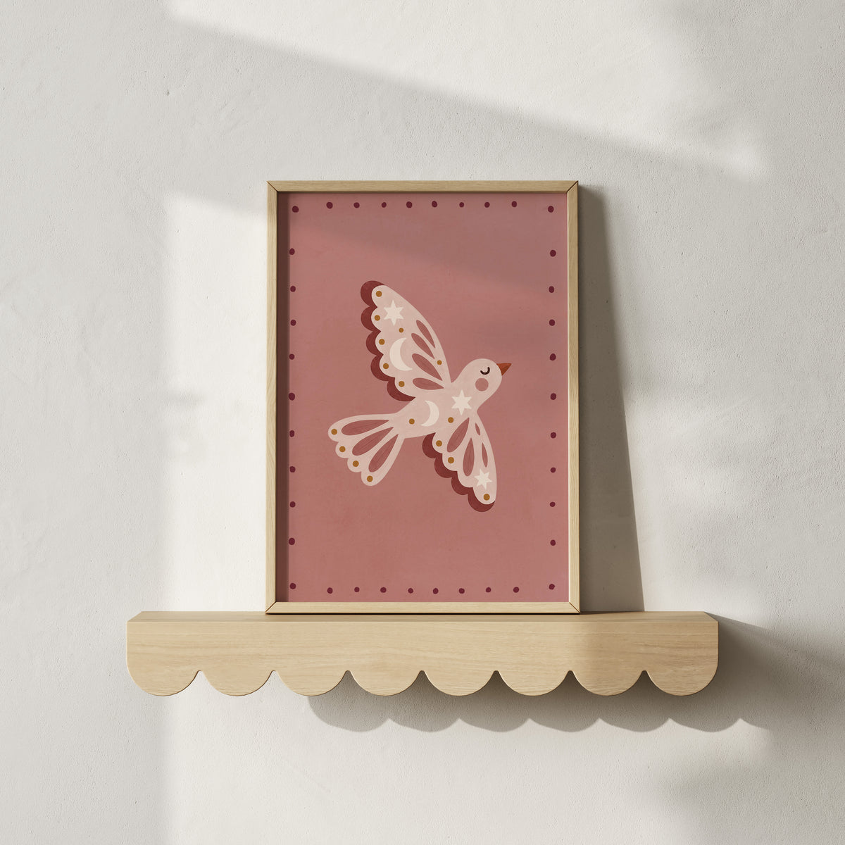 Starlight Bird kinderkamerposter in roze op een golvend wandplankje