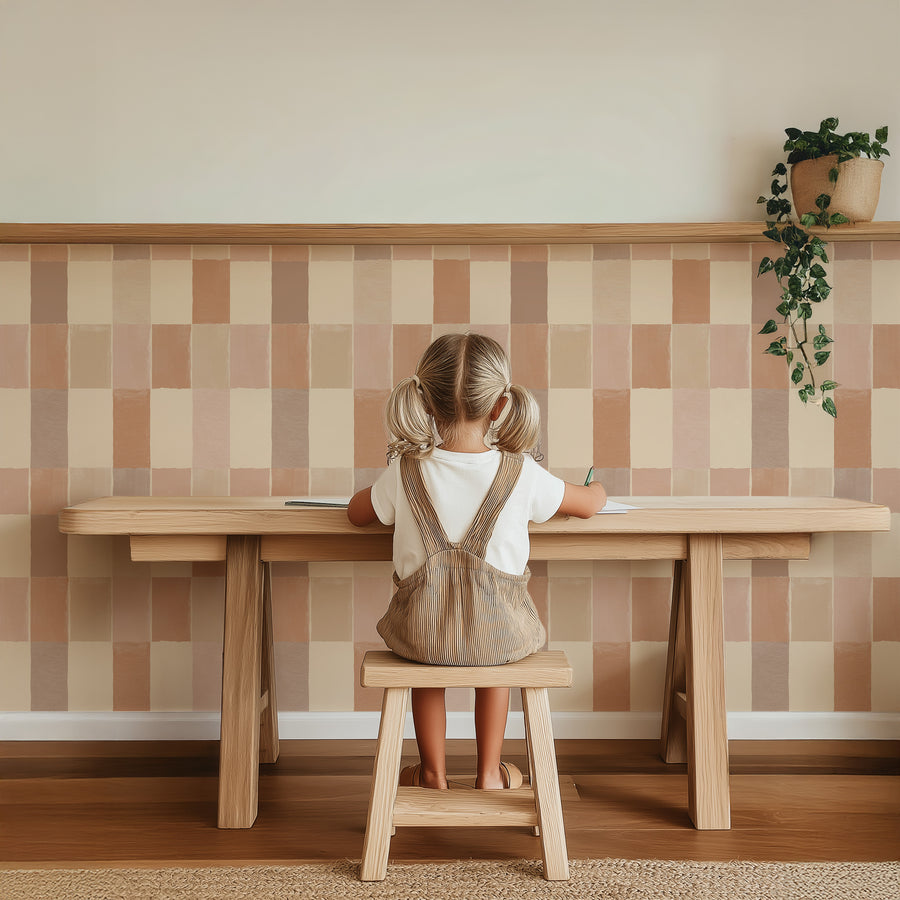 Meisje aan bureau voor lambrisering met Tegeltje Tegeltje nude
