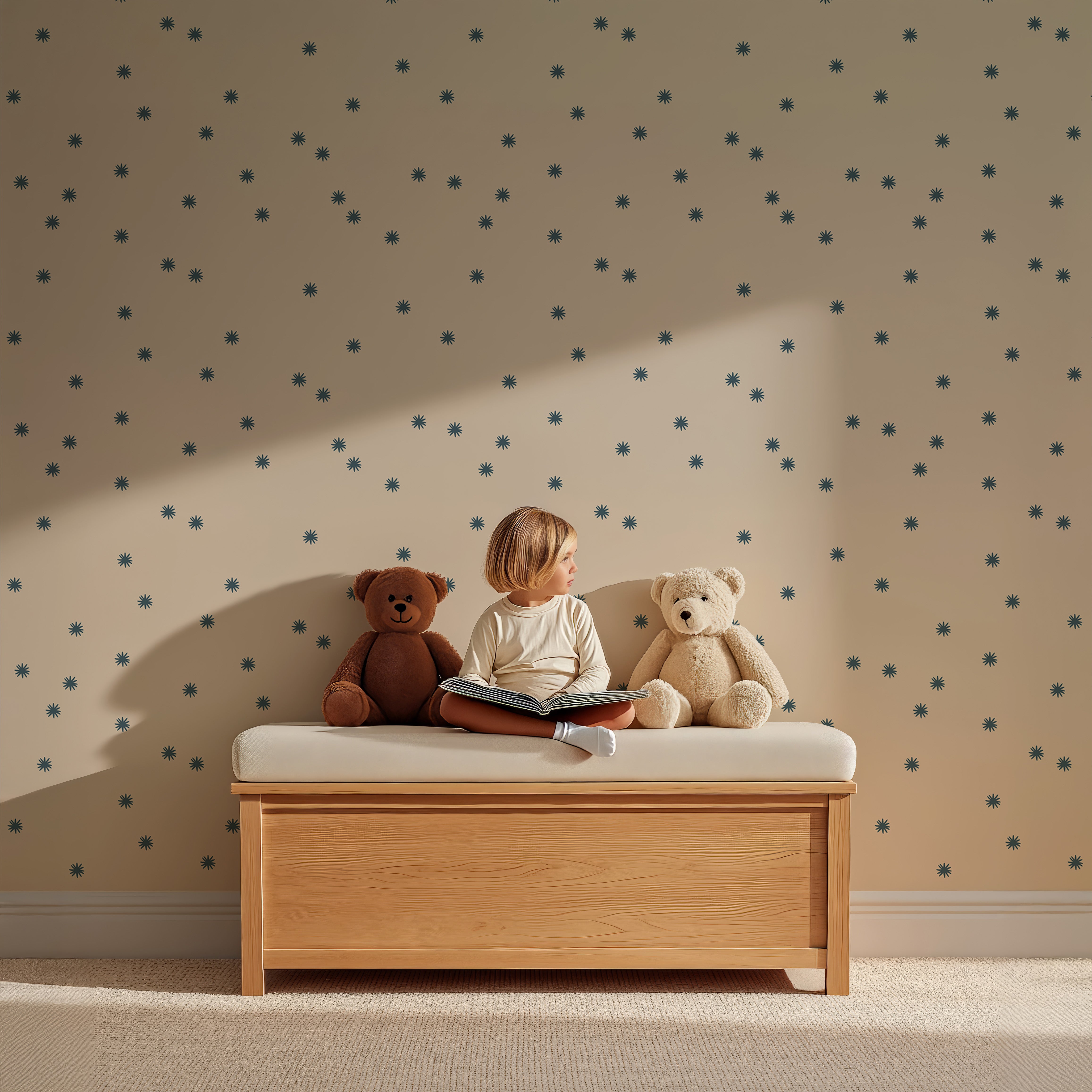 Jongen met boek en knuffelberen in kinderkamer met Tiny Stars royal blue sterrenbehang