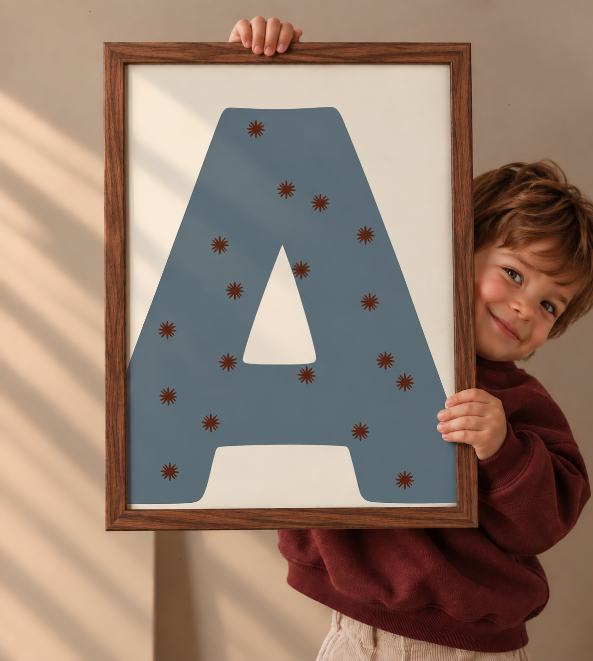 Jongen bij een gepersonaliseerde blauwe Letterposter Stars