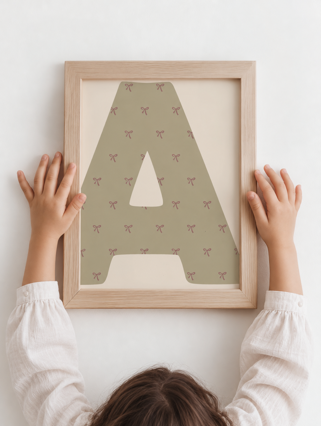 Persoonlijke letterposter in sagegroen met speelse strikjes