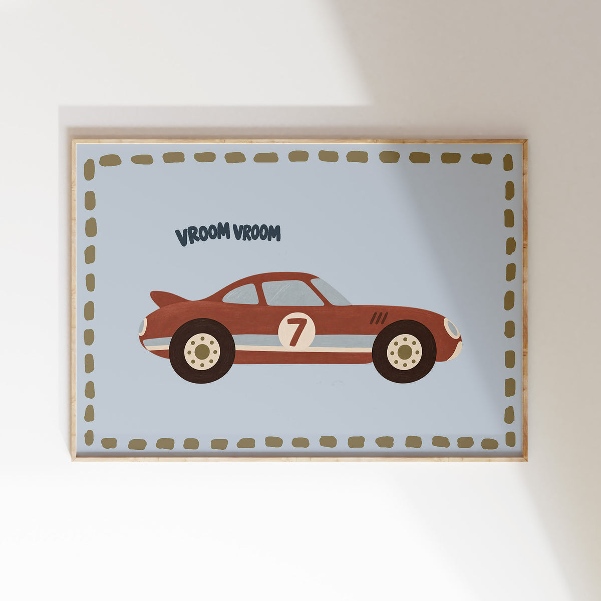 Race auto | rood poster in een houten lijst voor de kinderkamer