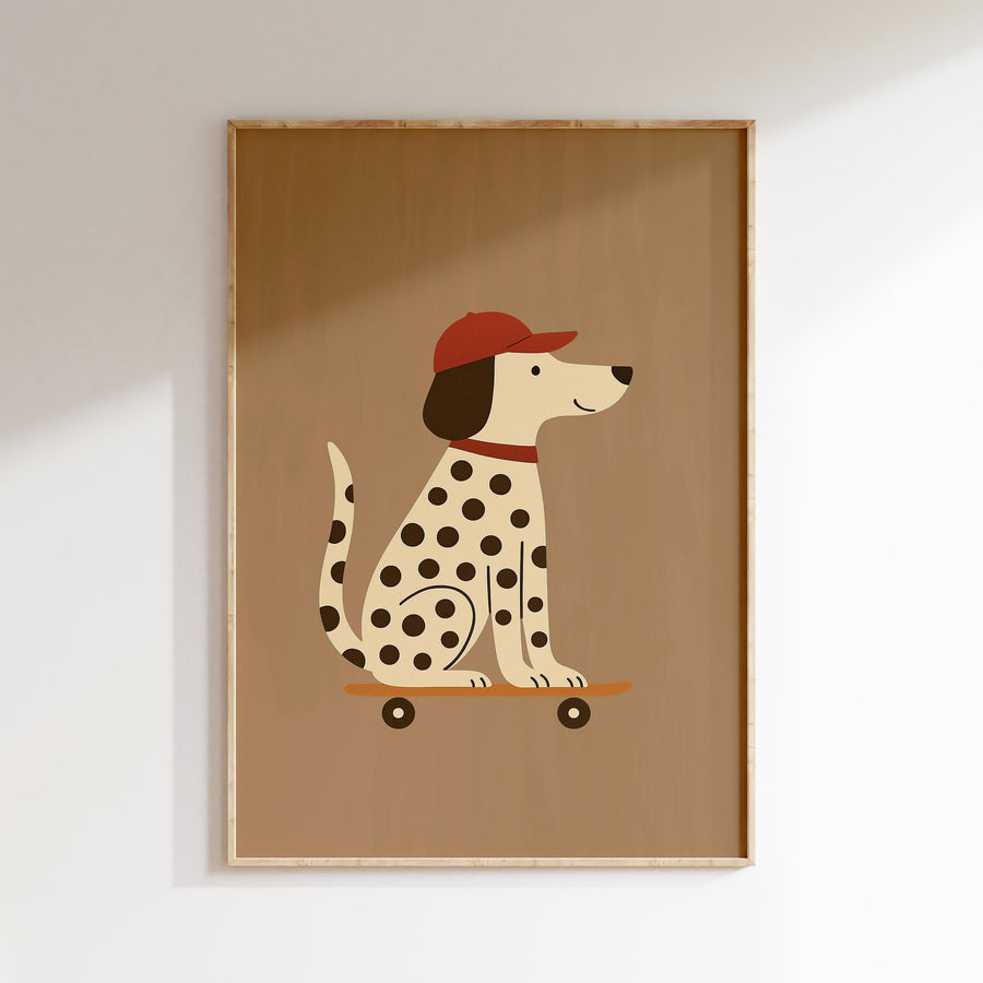 Kinderposter met dalmatiër op skateboard en rode pet in een houten lijst