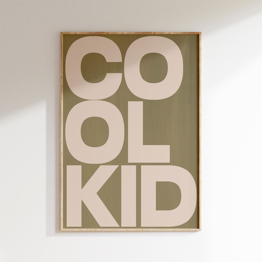 Cool Kid tekstposter in olijfgroen en crème in een houten lijst