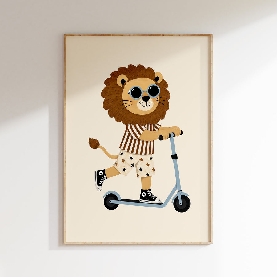 Kinderposter met leeuw op blauwe step, zonnebril en gestreept shirt