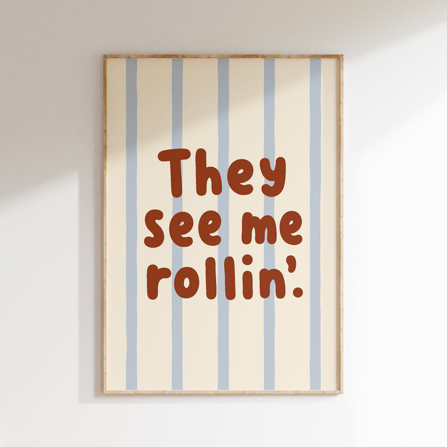 Tekstposter They See Me Rollin' met terracotta letters op blauw-crème strepen