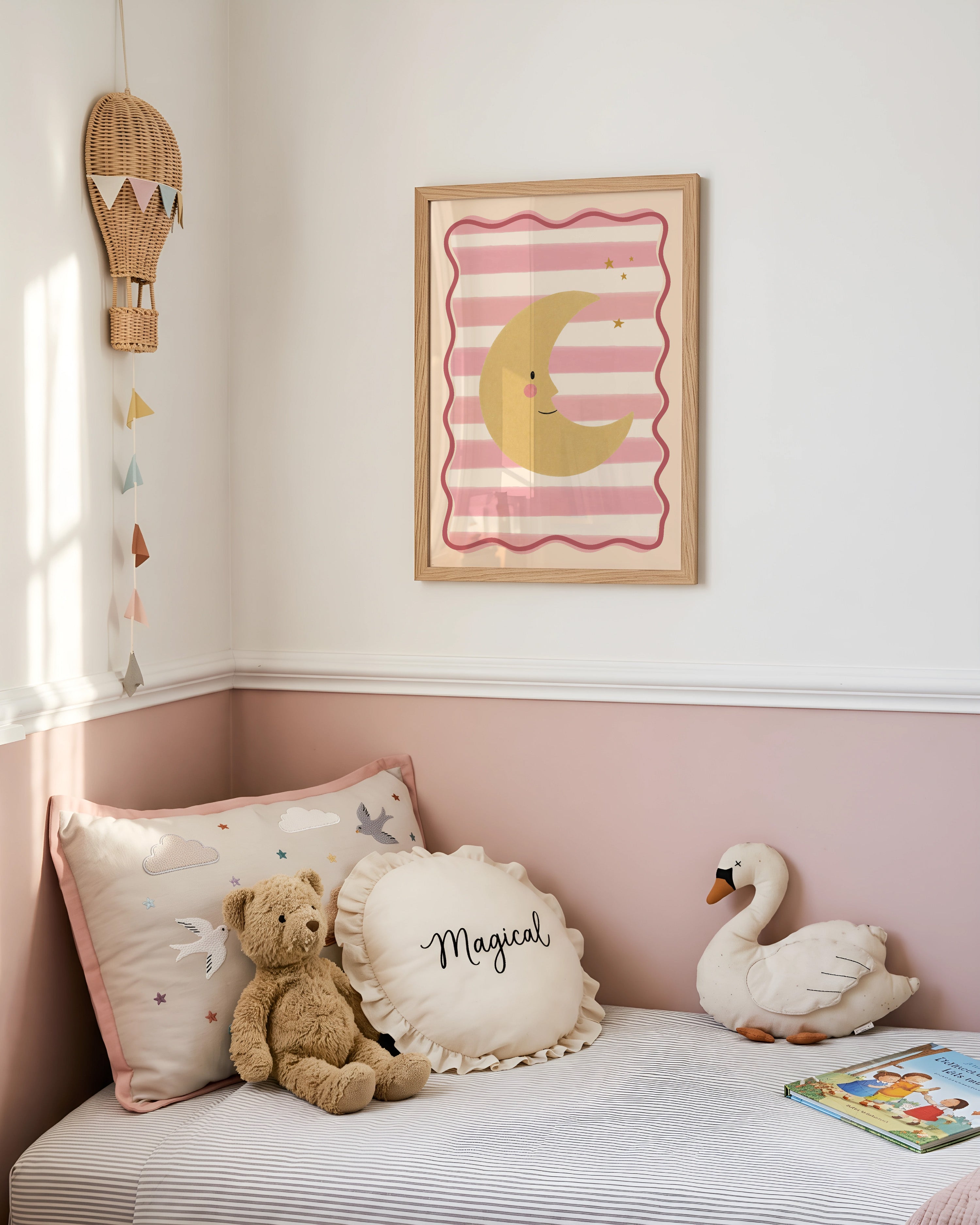 Maan poster in roze meisjeskamer boven een bed met zachte knuffels