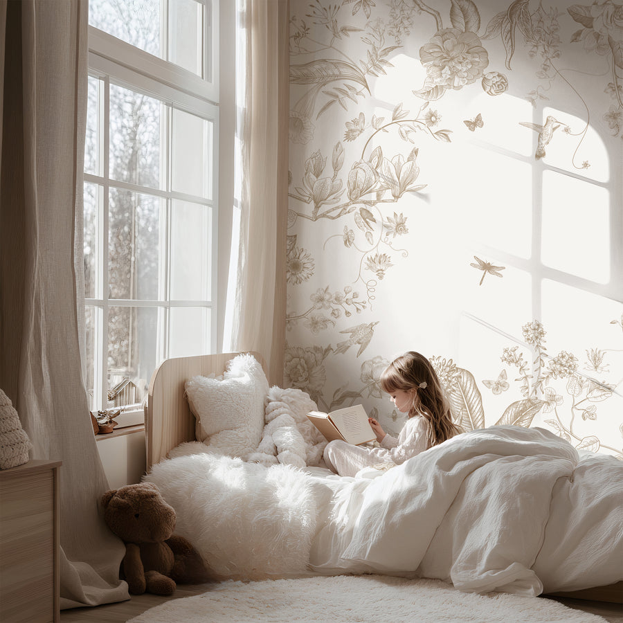 Meisjeskamer met Botanical Garden behang in beige achter het bed