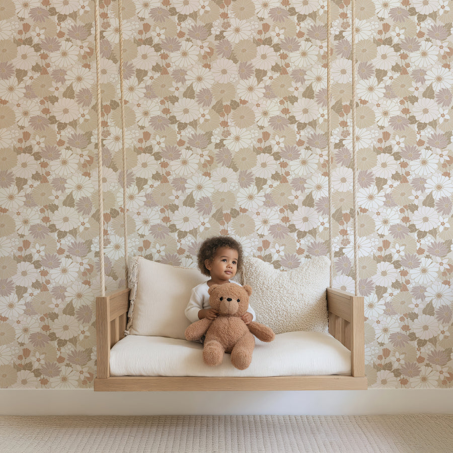 Kinderkamer met Retro Flowers beige behang en schommelstoel