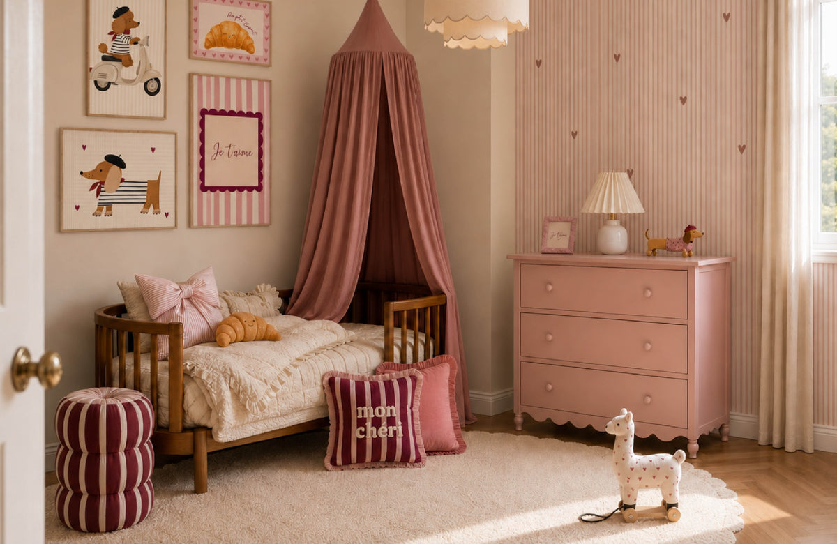 Roze meisjeskamer met behang en kinderposters