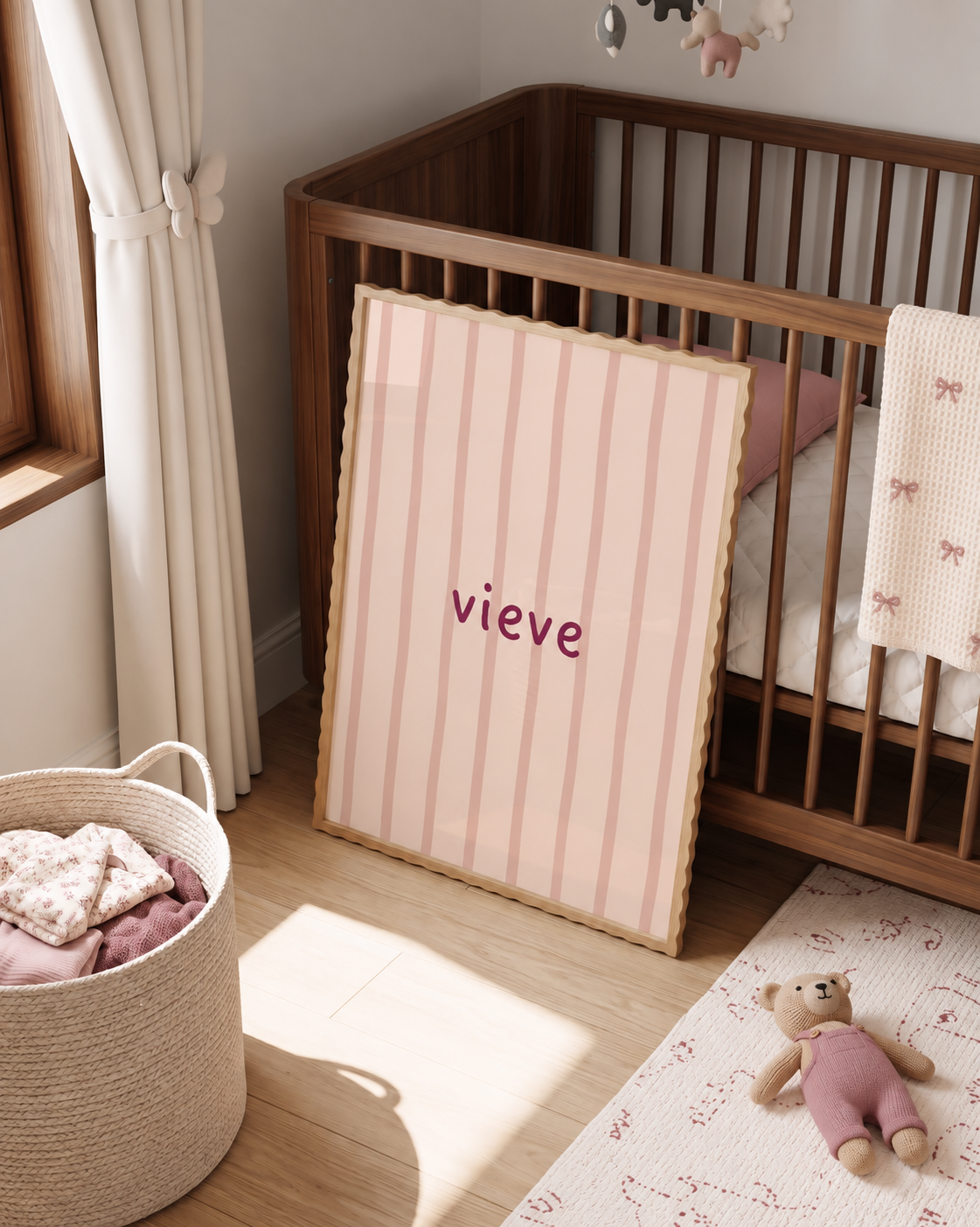 Flow Stripes naamposter in berry blush gestyled in een kinderkamer