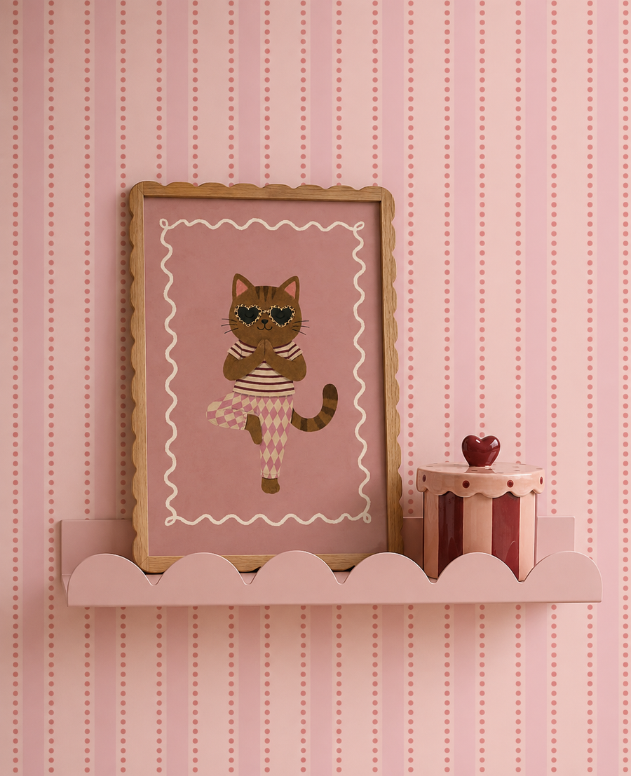 Dotted Stripes powder pink behang met yogakatposter op een houten wandplank