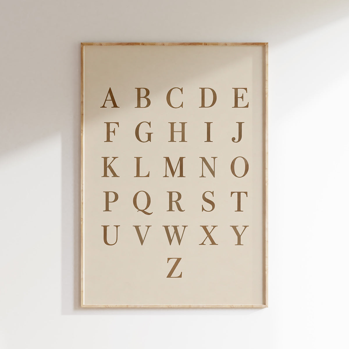 Vintage alfabetposter met bruine letters in een lichte houten lijst