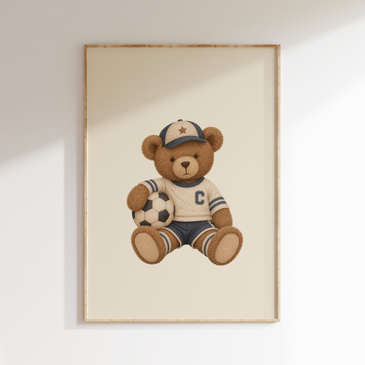 Vintage teddybeer met voetbal in een lichte houten lijst