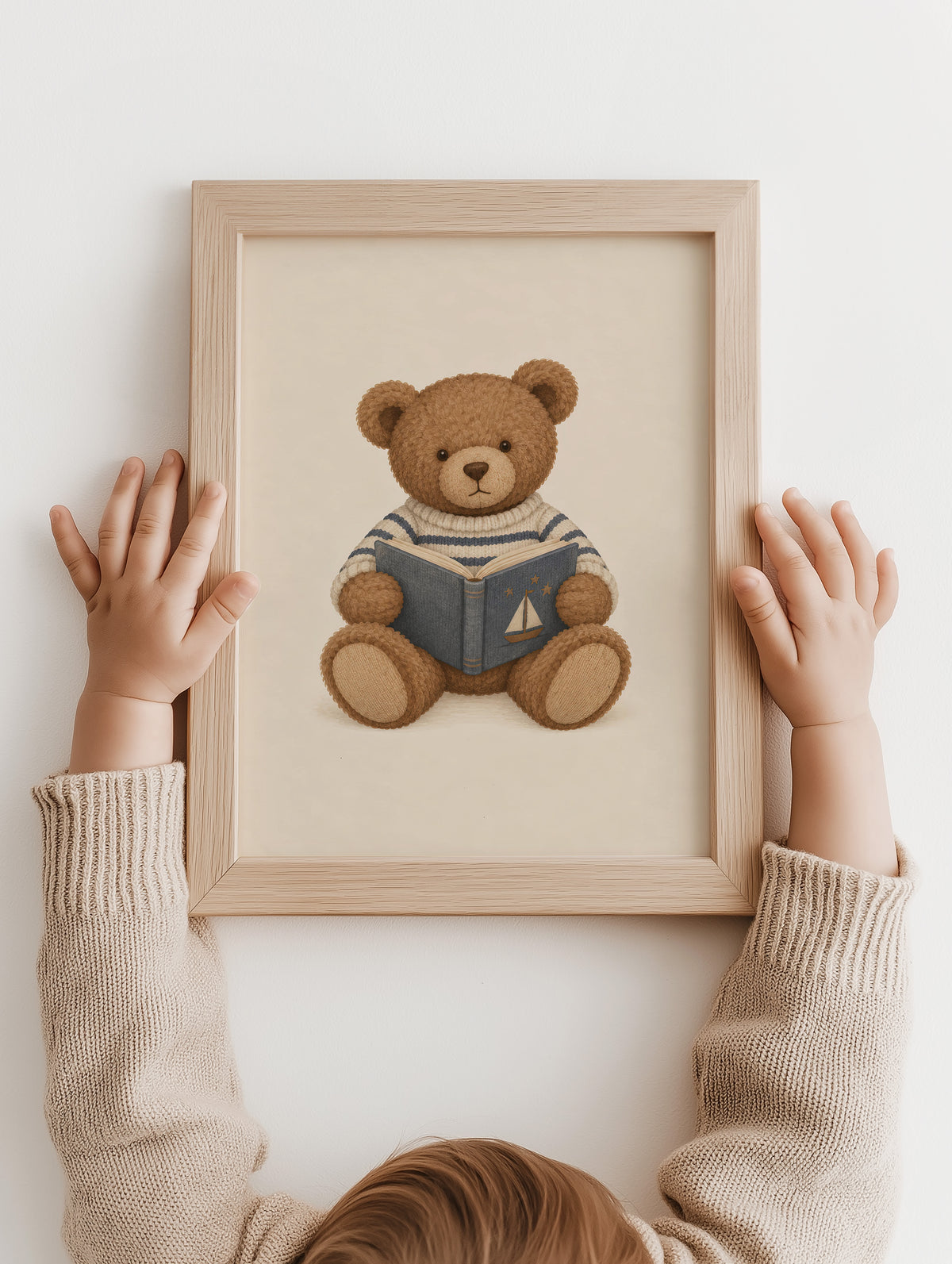 Kinderhanden bij een ingelijste poster van een lezende teddybeer