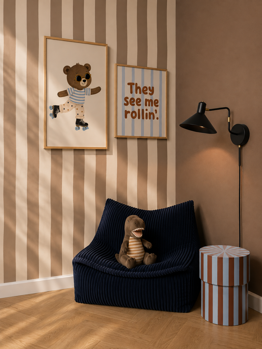 Wavy stripes mocca behang in kinderkamer hoekje met poster beer op rolschaatsen en they see me rollin